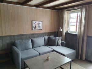 厄勒格伦德Epokgården的客厅配有沙发和桌子