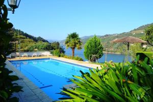 雷森迪Quinta Da Porta Caseira的享有水景的游泳池