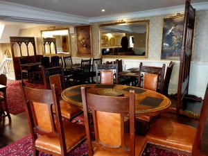 兰迪德诺玫瑰托尔酒店的一间带木桌和椅子的用餐室