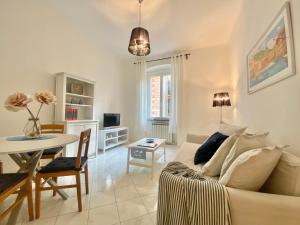 热那亚TERMINAL Apartment的客厅配有白色的沙发和桌子