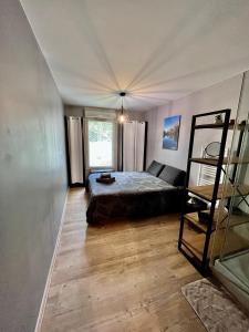 圣雷米普罗旺斯Terrasse sur les Alpilles的一间卧室配有一张床,铺有木地板