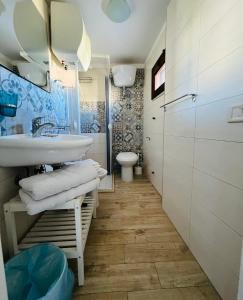 普尔萨诺史黛拉马瑞那住宿加早餐旅馆的一间带水槽和卫生间的浴室