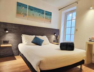 圣马丹德雷海港酒店的一间卧室配有一张大床和两个枕头