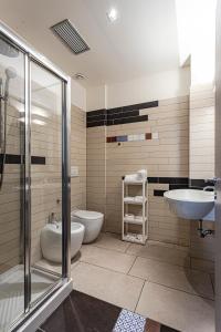 阿沃拉唐乔万尼酒店的浴室设有2个卫生间、水槽和淋浴。