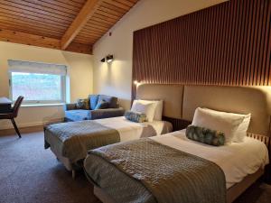 East StokeDorset Resort Hotel的酒店客房,设有两张床和一张沙发