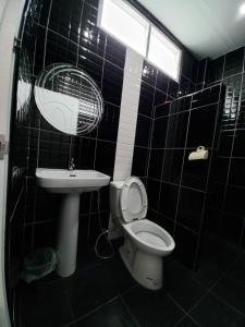 Thang KwianModern resort..โมเดิร์นรีสอร์ท的黑色瓷砖浴室设有卫生间和水槽