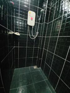 Thang KwianModern resort..โมเดิร์นรีสอร์ท的黑色瓷砖浴室设有淋浴和肥皂机