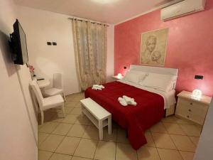 巴斯蒂亚乌姆布拉Il卡萨莱德拉福尔纳斯酒店的一间小卧室,配有红色的床和椅子
