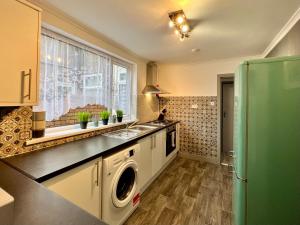 克利索普斯Daubney House - Great for Contractors or Family Holidays的一个带水槽和洗碗机的厨房