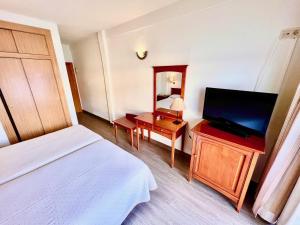 贝尼多姆纳达尔酒店的配有一张床和一台平面电视的酒店客房