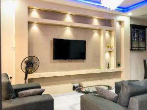 伊凯贾Crayford Homes的客厅设有壁挂式平面电视。