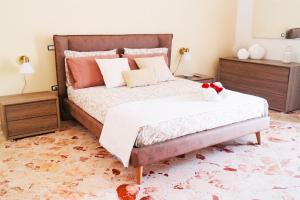 奥里亚Suite Chiara的一间卧室设有一张大床和两个床头柜