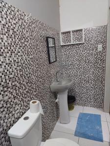 马塞约Pousada Lucrezia的浴室配有白色卫生间和盥洗盆。