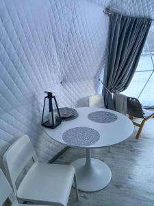 普里恩斯慕斯Glempings Anemones的窗户客房内的白色桌椅