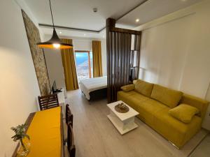 科帕奥尼克Golden Mountain SPA Concept的客厅配有黄色的沙发和床。