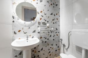 里托楚伦ATHENAIS CENTRAL的白色的浴室设有水槽和镜子
