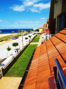 诺哈Apartamentos Maritimo Ris con garaje的从大楼屋顶上可欣赏到海滩景色