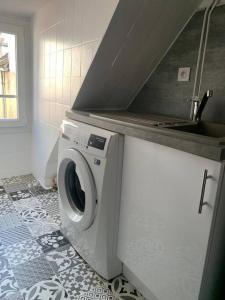 第戎appartement catimini的厨房配有洗衣机及水槽