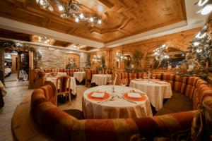 罗卡拉索Hotel Le Ortensie的一间在房间内配有桌椅的餐厅