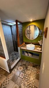 瓜达鲁佩镇Santerra, Valle de Guadalupe的浴室配有盥洗盆和带镜子的淋浴