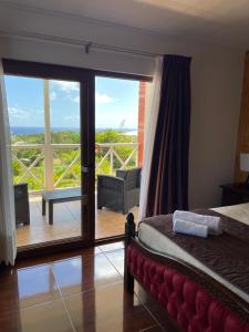 安加罗阿Teanehi Bed & Breakfast的一间卧室设有一张床,享有阳台的景色