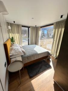 蒂米苏尔德约斯The kube by the mountain的一间卧室设有一张大床和一个窗户。