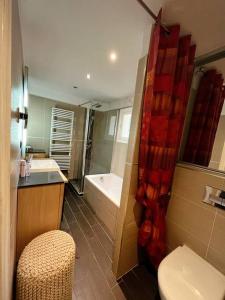 尼斯Provencal house, sea side, private parking的浴室配有卫生间、浴缸和水槽。
