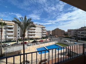 卡耐特蒂贝兰格Apartamento Canet d’en Berenguer的从带游泳池的停车场阳台欣赏风景