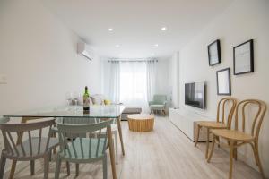 格拉纳达Amplio y moderno apartamento en el centro de Graná的厨房以及带桌椅的用餐室。