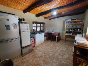 圣佩德罗·德·阿塔卡马SURI ATACAMA - Eco H&T的厨房配有冰箱和桌子