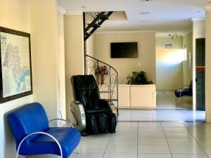 阿帕雷西达Santa Catarina Hotel的一间房间,地板上摆放着椅子和行李