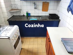 维多利亚Apartamento em Vitória capital do ES的厨房的柜台上设有胶印标志