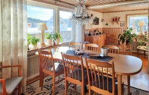 Fagerfjäll Tjörn3 Bedroom Stunning Home In Kllekrr的一间带木桌和椅子的用餐室