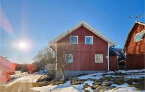 Fagerfjäll Tjörn3 Bedroom Stunning Home In Kllekrr的雪中的一个红房子,靠近一条道路