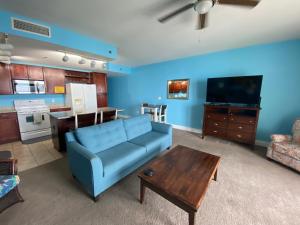巴拿马城海滩Laketown Wharf 1717的客厅配有蓝色的沙发和桌子
