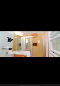 托雷拉皮罗Villa Arneide bed and breakfast的一间带水槽和镜子的浴室