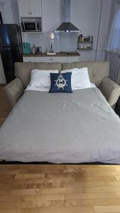 圣西蒙La Gentilhommière Motel et Suites B Vue sur Mer的一张大床,上面有蓝色的枕头