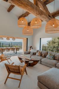圣特罗佩Villa Joia的客厅配有沙发和桌椅