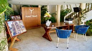 圣法兰西斯克Hotel Ysuri San Pancho的酒店客房配有一张桌子和两把蓝色椅子