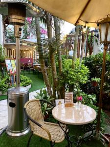利马利马瓦瑞精品酒店的花园的遮阳伞下的桌椅