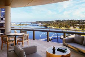 珀斯The Ritz-Carlton, Perth的享有水景的阳台