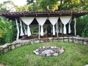 科潘玛雅遗址Hotel Hacienda San Lucas的草地上带火坑的后院