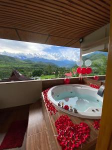 圣拉蒙Mercedes Lodge的景观客房内的按摩浴缸