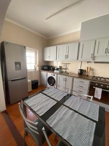 米尔芳提斯城Apartamento Vicentino的厨房配有桌子和不锈钢冰箱。