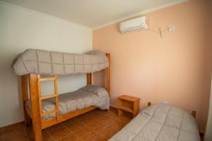 特尔马斯德里奥翁多Las Moras Del Manantial的一间卧室配有两张双层床。