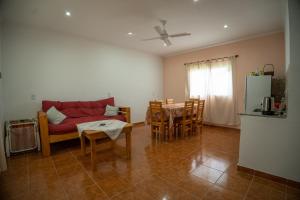特尔马斯德里奥翁多Las Moras Del Manantial的客厅配有红色的沙发和桌子