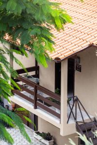 弗洛里亚诺波利斯Pousada Recanto do Aconchego的房屋内的阳台设有楼梯