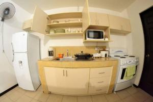 赫拉多拉Alojamiento en Playa Herradura的厨房配有白色冰箱和水槽