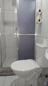 帕拉蒂Pouso dos Tucanos的浴室配有白色卫生间和淋浴。