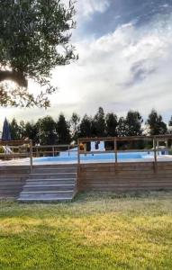雷根古什-迪蒙萨拉什HERDADE DO CORVAL的游泳池周围的围栏,带木甲板